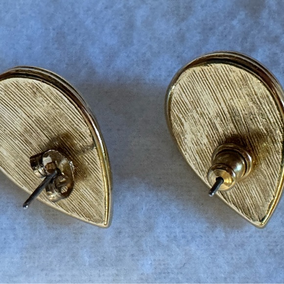 Large Pearl tear drop post earrings - Picture 3 of 4